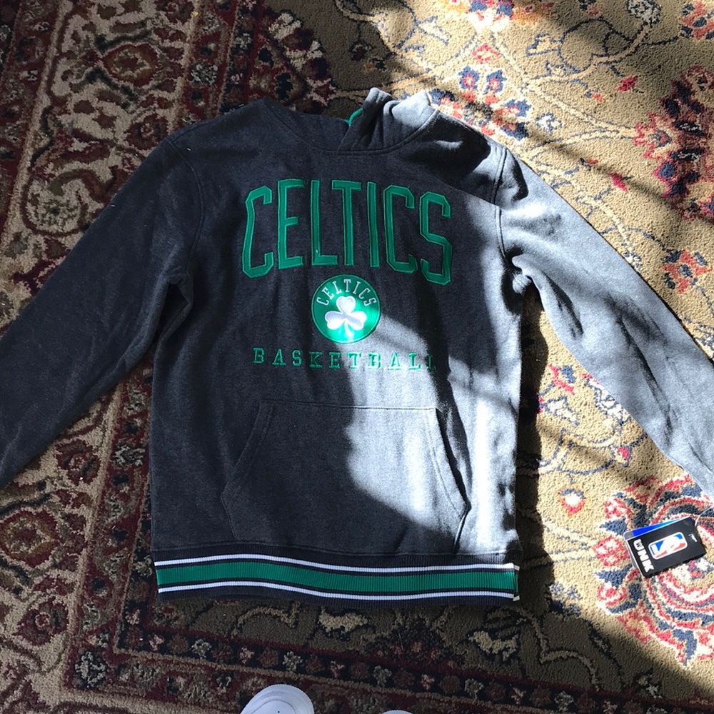 NEW WITH TAGS CELTICS SWEATSHIRT